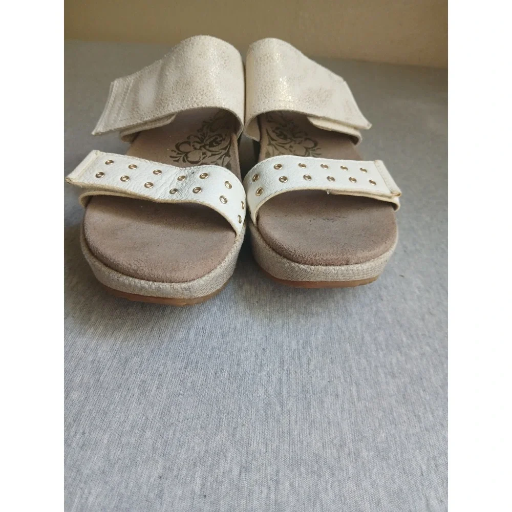 Aetrex Sandals 8.5 Platform Cushioned Comfort Wedge Memory Foam Beach Studs